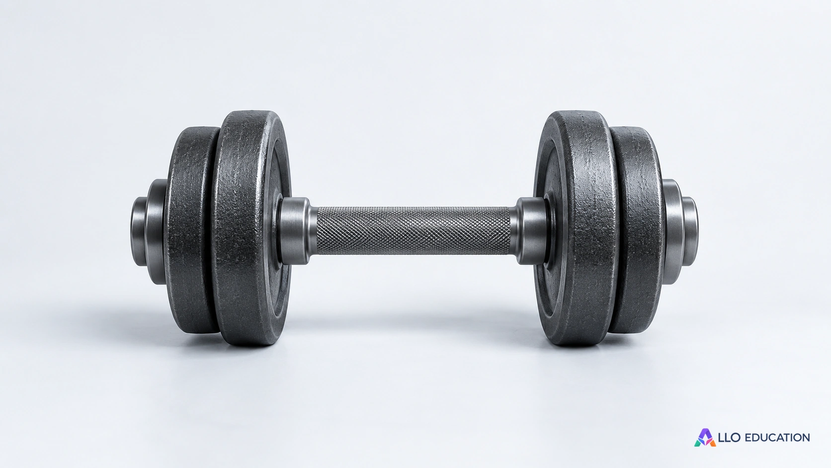 Un haltère compact isolé sur fond clair évoque l’effort musculaire.